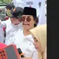 Seniman Betawi, Jaja Mihardja turut meramaikan suasana di sekitaran KPU pasca Prabowo Subianto dan Gibran Rakabuming Raka mendaftar sebagai capres-cawapres untuk Pemilu 2024. (Merdeka.com/ Rahmat Baihaqi)