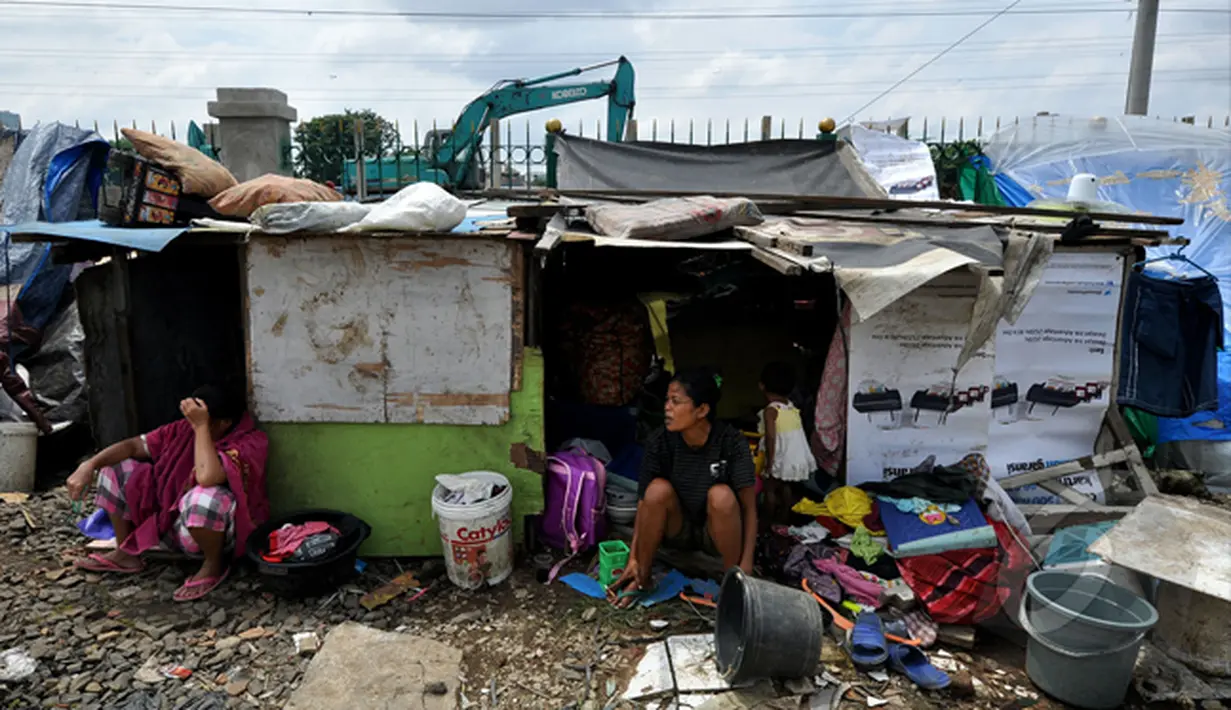 Penampakan rumah darurat yang dibuat oleh warga Bongkaran usai gubuk mereka dibongkar Satpol PP beberapa hari lalu, Tanah Abang, Jakarta, Rabu (21/1/2015). (Liputan6.com/Miftahul Hayat) 
