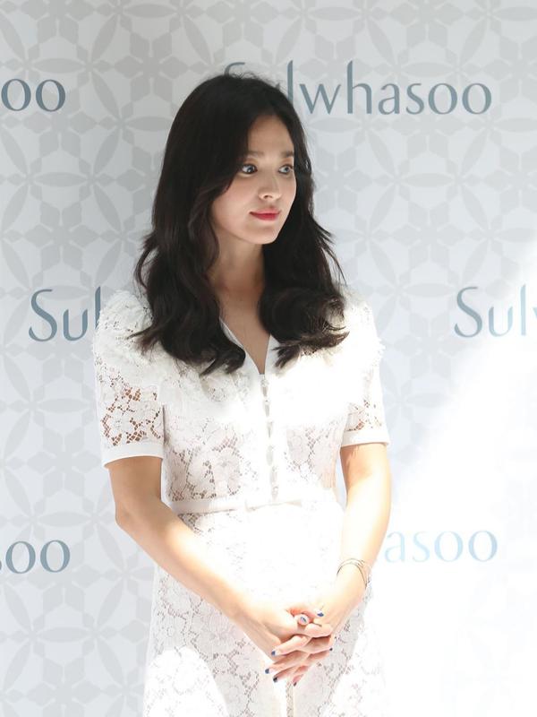 Song Hye Kyo (sumber:instagram/@harpersbazaarhk)