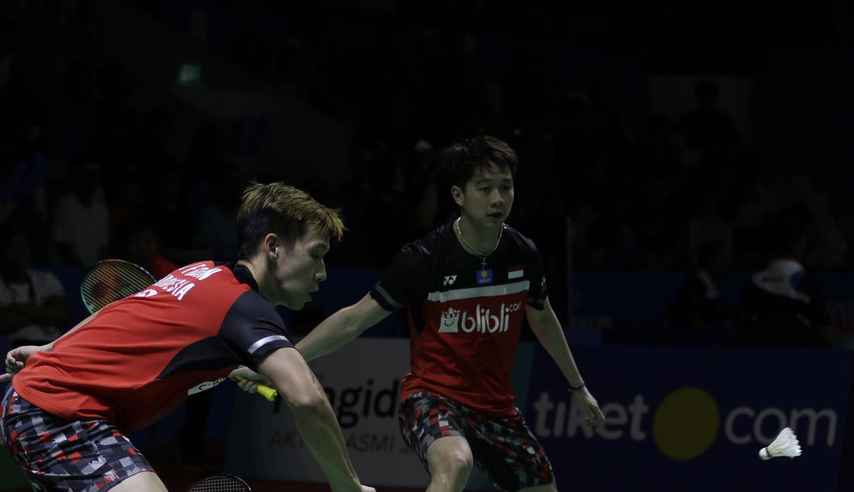 Ganda putra Indonesia, Kevin Sanjaya/Marcus Gideon, saat melawan wakil India, Satwiksairaj Rankireddy/Chirag Shetty, pada Indonesia Open 2019 di Istora, Jakarta, Kamis (17/7). Kevin/Marcus menang 21-15, 21-14. (Bola.com/Yoppy Renato)