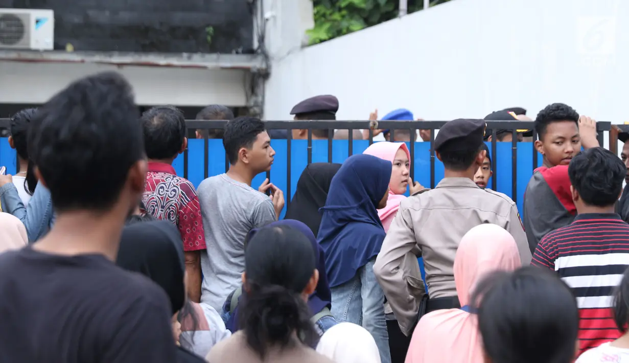 Kerumunan warga di depan lokasi pembunuhan wanita yang ditemukan tewas di dalam lemari di kawasan Mampang, Jakarta, Jumat (23/11). Polres Jaksel menggelar rekonstruksi setelah penyidik menggali keterangan pelaku. (Liputan6.com/Helmi Fithriansyah)