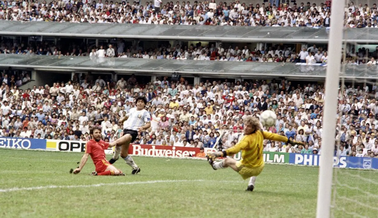 Pemain sepak bola Argentina Diego Maradona (tengah) mencetak gol ke gawang Belgia pada pertandingan semifinal Piala Dunia di Mexico City, Meksiko, 25 Juni 1986. Maradona kerap dibanding-bandingkan dengan Pele sebagai salah satu pesepak bola terbaik sepanjang masa. (STAFF/AFP)
