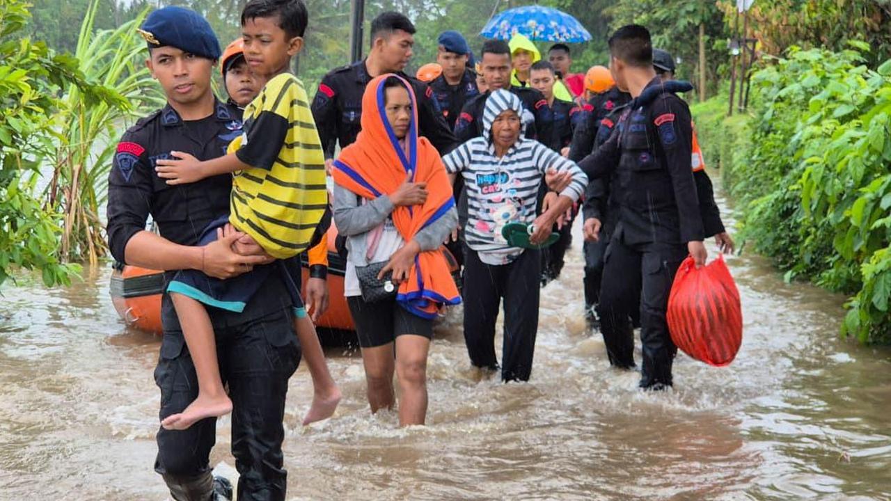 FOTO: Aksi Sigap Brimob Polda Bali Saat Evakuasi Korban Banjir Bali