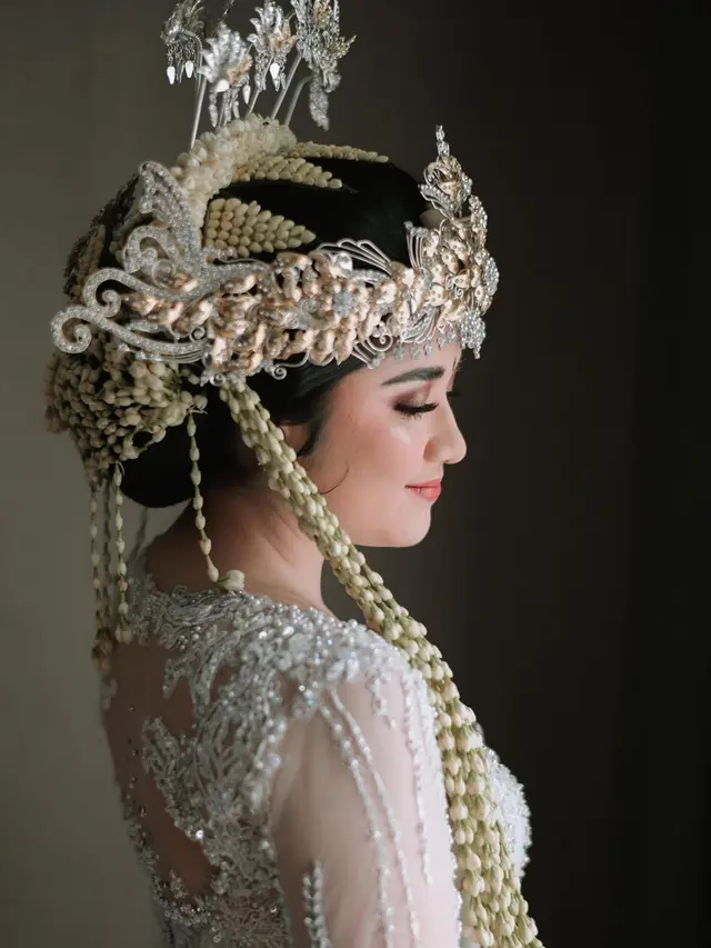 6 Momen Pernikahan Tirani Dwitasari 'Cewek Cantik' Viral di Google