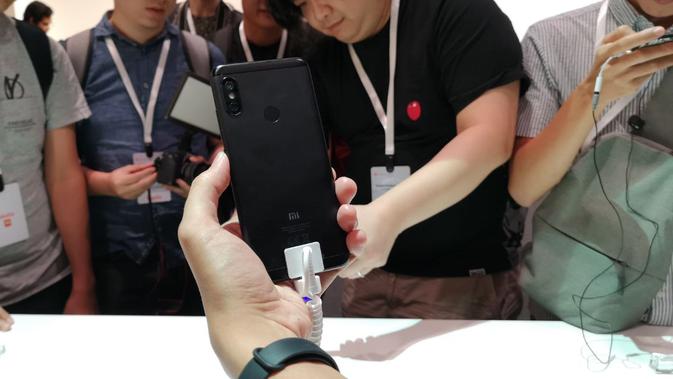 Bodi belakang Mi A2 Lite tidak berbeda dengan Mi A2, hadir dengan kamera ganda dan fingerprint scanner (Liputan6.com/ Yuslianson)