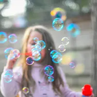 Pastikan metode bermain disesuaikan dengan tahap perkembangan anak. Permainan sederhana yang dapatmelatih kesabaran ketika mencoba lagi (Foto: Giu Vicente/Unsplash)