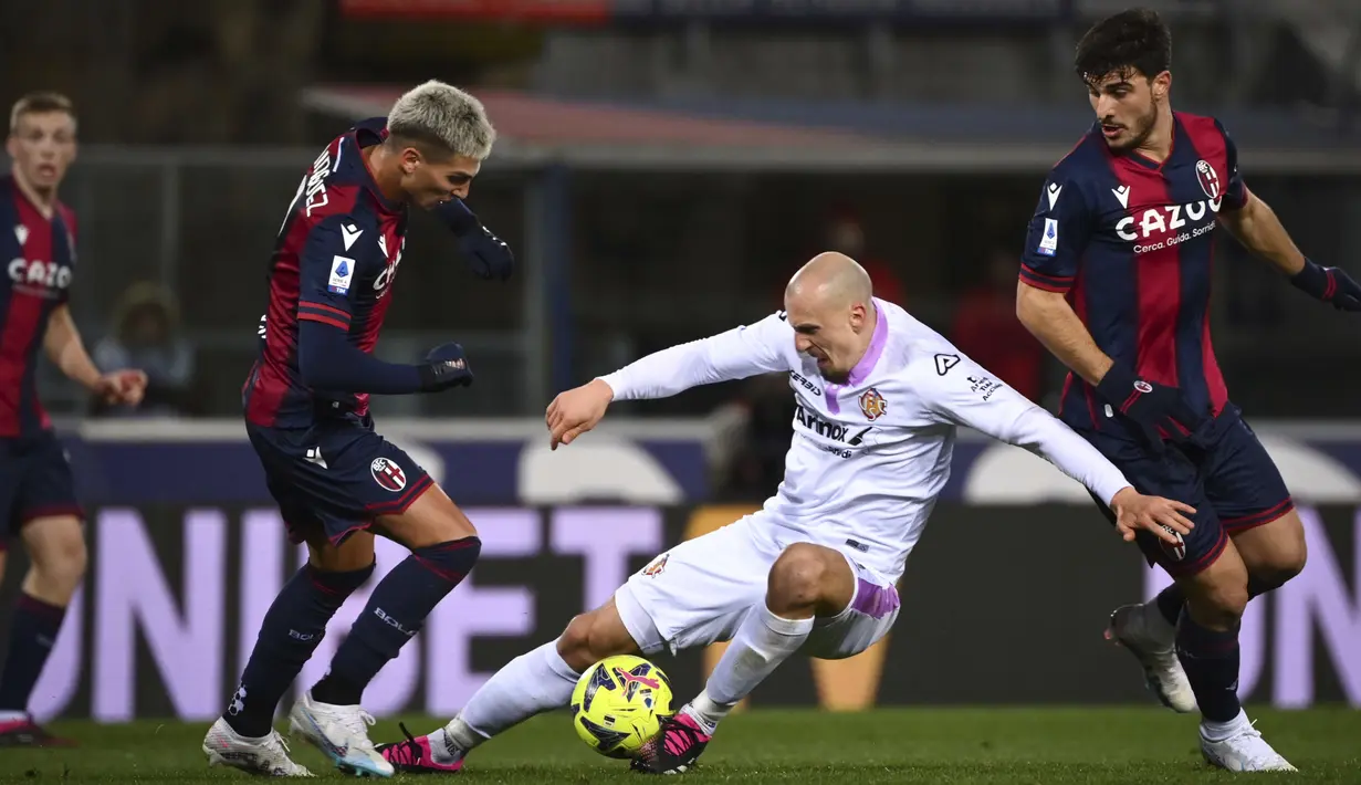 <p>Nicolas Dominguez dari Bologna bersaing memperebutkan bola dengan Vlad Chiriches dari Cremonese selama pertandingan lanjutan Liga Italia di Stadion Renato Dall'Ara di Bologna, Italia, Selasa (24/1/2023). Bologna bermain imbang atas Cremonese 1-1. (Massimo Paolone/LaPresse via AP)</p>