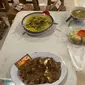 Ada menu khas Manado seperti tinutuan (bubur Manado), gohu (rujak papaya mengkal dicampur cuka), hingga kuliner nusantara seperti ayam lalapan, dan bakso.
