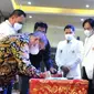 Wagub Gorontalo H. Idris Rahim (kiri) menandatangani deklarasi “SultengGo Katulistiwa” untuk pencalonan Provinsi Sulawesi Tengah dan Gorontalo sebagai tuan rumah PON XXII tahun 2028 di Hotel Sutan Raja, Palu  (Arfandi Ibrahim/Liputan6.com)