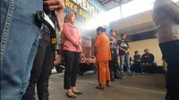 PS alias Neneng diamankan Sat Reskrim Polres Sukabumi Kota setelah terbukti melakukan pembunuhan terhadap korban yang merupakan penagih utang bank keliling, (Liputan6.com/Fira Syahrin).
