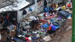 Pengunjung mencari barang di Pasar Loak Lebayoran Lama, Jakarta, Jumat (9/9/2022). Masyarakat banyak memburu barang dagangan yang dijual mulai dari pakaian, tas, aksesori hingga elektronik. (Liputan6.com/Angga Yuniar)