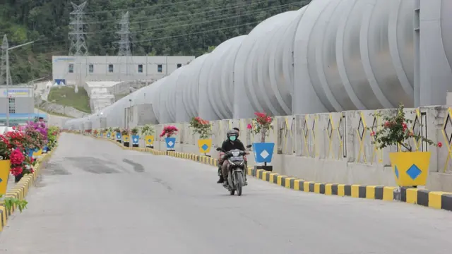 Presiden Joko Widodo atau Jokowi meresmikan pengoperasian PLTA Poso dengan kapasitas total 515 MW dan PLTA Malea 90 MW di Poso, Sulawesi Tengah pada Jumat (25/2/2022). (Dok PLN)