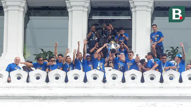 Foto: Euforia Bobotoh dan Pemain Persib Bandung Saat Pawai Juara BRI Liga 1