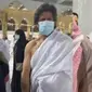 6 Potret Shah Rukh Khan Jalani Ibadah Umrah, Jadi Sorotan (Sumber: Instagram/whiz_bliz/zonabollywood)