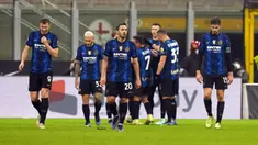 Pemain Inter Milan Stefano Sensi (tak terlihat) melakukan selebrasi bersama rekan setimnya usai mencetak gol ke gawang Empoli pada pertandingan sepak bola Coppa Italia di Stadion San Siro, Milan, Italia, 19 Januari 2022. Inter Milan menang 3-2. (AP Photo/Antonio Calanni)