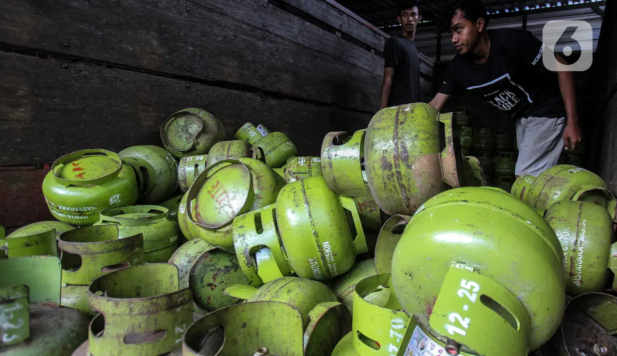 Pekerja memindahkan tabung gas elpiji 3 kilogram di Jakarta, Senin (8/3/2020). PT Pertamina (Persero) meneken sales confirmation agreement untuk liquefied petroleum gas dan sulfur dari Abu Dhabi guna menambah pasokan kebutuhan dalam negeri sebesar 6 juta ton per tahun. (Liputan6.com/Johan Tallo)