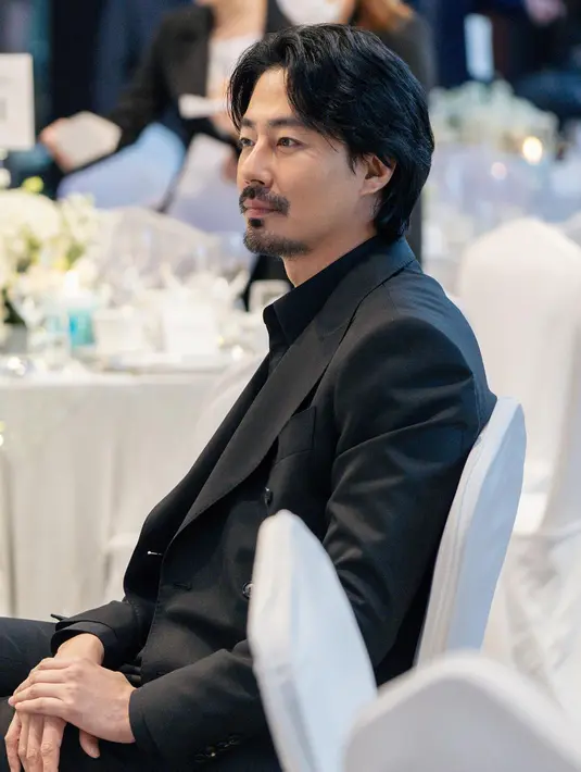 Jo In Sung saat menghadiri sebuah acara. tak hanya jenggot dan kumis yang bikin penampilannya tampak beda, sang aktor juga membiarkan rambutnya gondrong. (Foto: Instagram/ zoinsung_official)