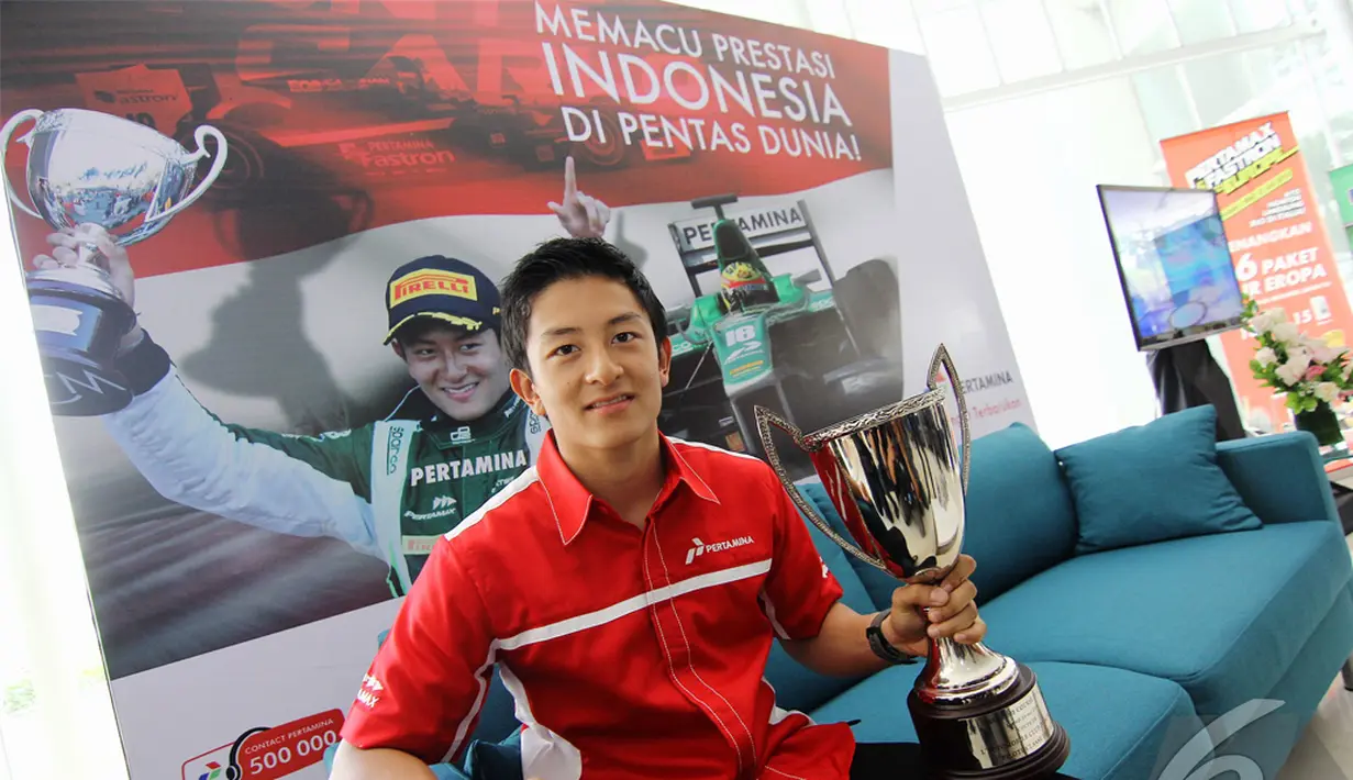 Rio Haryanto mengadakan press conference di Gedung Pertamina Pusat, Jakarta, Senin (2/6/2014) (Liputan6.com/Faizal Fanani).