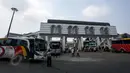 Sejumlah bus antar kota antar provinsi (AKAP) menunggu penumpang di Terminal Bus Rawamangun, Jakarta, Jumat (29/5/2015). Karena jalur terlalu sempit, berbelok, dan menanjak bus bus AKAP tidak bisa masuk. (Liputan6.com/Faizal Fanani)