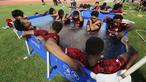 Sejumlah pemain Timnas Indonesia U-19 melakukan Ice bath atau berendam dengan air es setelah menjalani latihan di Stadion Madya, Senin (1/7/2024). (Bola.com/M Iqbal Ichsan)