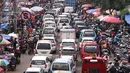 Suasana kendaraan yang terjebak kemacetan di Pasar Kebayoran Lama, Jakarta, Jumat (22/5/2020). Meski DKI Jakarta tengah memberlakukan PSBB, masih banyak masyarakt yang menyerbu Pasar Kebayoran Lama untuk berbelanja kebutuhan Lebaran. (Liputan6.con/Angga Yuniar)