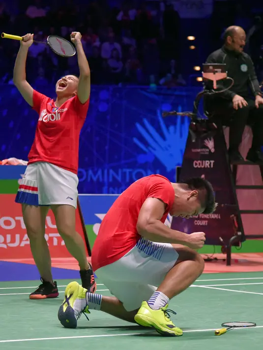 Pasangan Indonesia Praveen Jordan/Melati Daeva Oktavianti melakukan selebrasi usai mengalahkan pasangan Thailand Dechapol Puavaranukroh/Sapsiree Taerattanachai pada laga final ganda campuran All England 2020 di Birmingham, Inggris, Minggu (15/3/2020). Indonesia menang 2-1. (AP Photo/Rui Vieira)