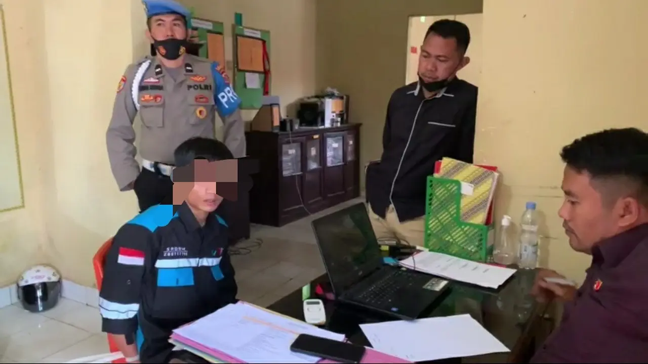 Pelaku penikaman pengawas di areal PT VDNI Konawe saat diamankan di Polres Konawe, Jumat (21/5/2021).(Liputan6.com/Ahmad Akbar Fua)