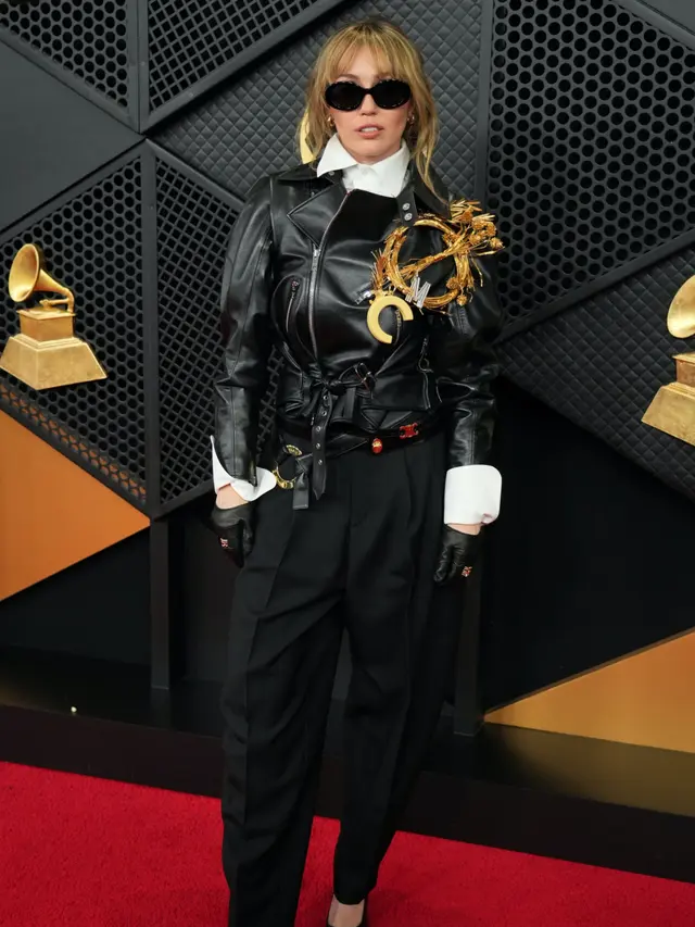 Miley Cyrus di Karpet Merah Grammy Awards 2026 pakai bros besar. [Copyright AP]