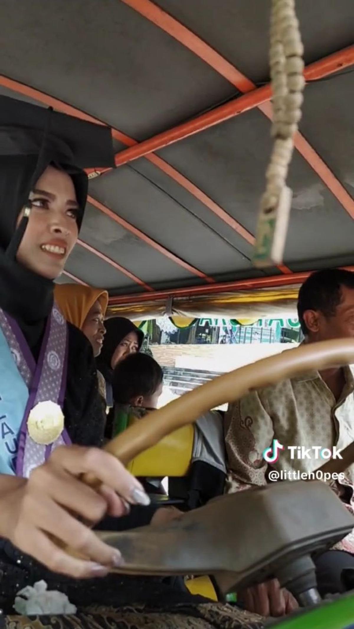 Inilah potret wanita yang bawa kereta kelinci di momen wisudanya. Ia tampak menyetir kereta kelinci sambil memakai kebaya dan toga.