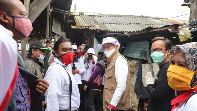 300 Kepala Keluarga (KK) di lingkungan TPA Bantargebang Kota Bekasi Provinsi Jawa Barat, Sabtu (3/5/2020), menerima bantuan berupa paket sembako.