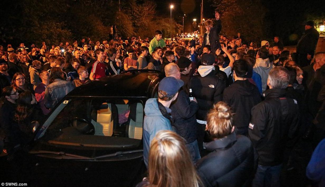 Suporter Leicester City merayakan gelar juara Liga Inggris di depan rumah Jamie Vardy di Melton Mowbray, Leicester. (2/5/16). (Dailymail.co.uk)