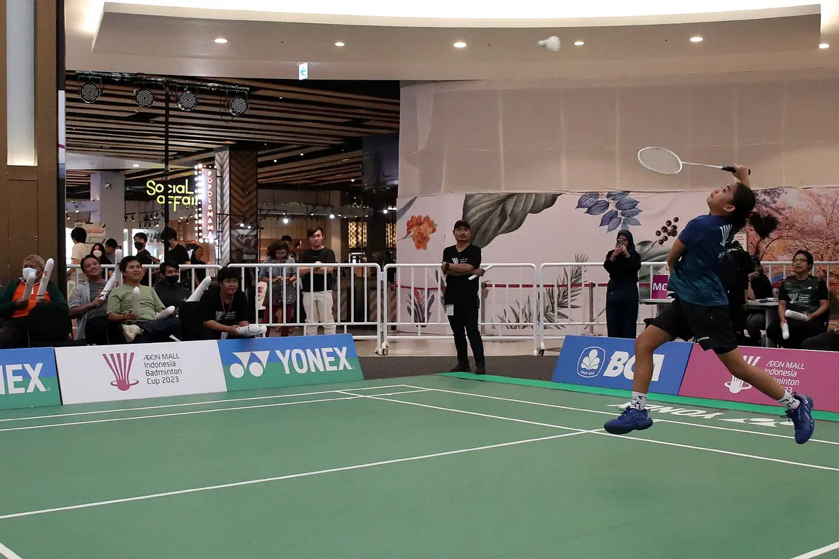 Suasana pertandingan bulu tangkis di dalam mall