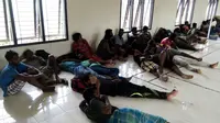 Sebanyak 33 imigran pencari suaka asal Srilanka ditemukan terombang-ambing di atas kapal motor tradisional di perairan Tureloto, Kabupaten Nias Utara, Sumut. (Liputan6.com/Reza Efendi)