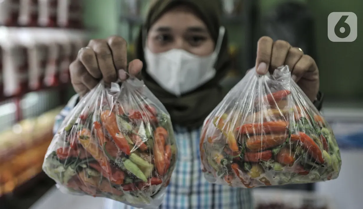Pekerja memperlihatkan paket cabai rawit dalam Pasar Cabai Murah di Pasar Mitra Tani Klender, Duren Sawit, Jakarta, Rabu (10/3/2021). Dalam rangka menekan harga cabai di pasar, Kementan menggelar Pasar Cabai Murah di 34 lokasi Jakarta, Bogor dan Bekasi mulai 8-20 Maret. (merdeka.com/Iqbal S Nugroho)