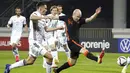 Pemain Latvia Arturs Zjuzins (kiri) berebut bola dengan pemain Belanda Davy Klaassen pada pertandingan sepak bola kualifikasi Grup G Piala Dunia 2022 di Stadion Daugava, Riga, Latvia, 8 Oktober 2021. Belanda menang 1-0. (AP Photo/Roman Koksarov)