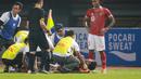 <p>Ia diduga mengalami masalah pada paha kanannya hingga harus ditandu keluar lapangan. (Bola.com/Bagaskara Lazuardi)</p>