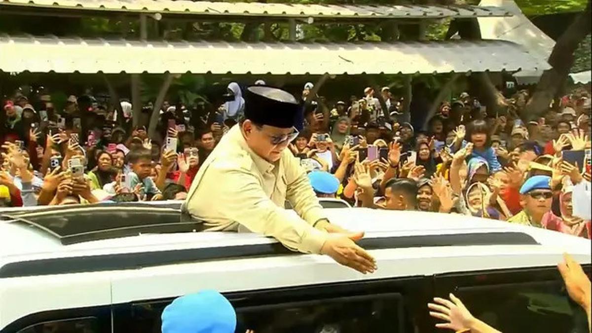 Momen Prabowo Sapa Warga di HUT TNI, Lambaikan Tangan hingga Peluk-Cium Anak-anak dari Atas Maung