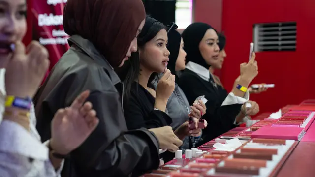 Maybelline New York Rayakan Anniversary dengan Rekor MURI, Hadirkan 100 Shade Lipstik Transferproof