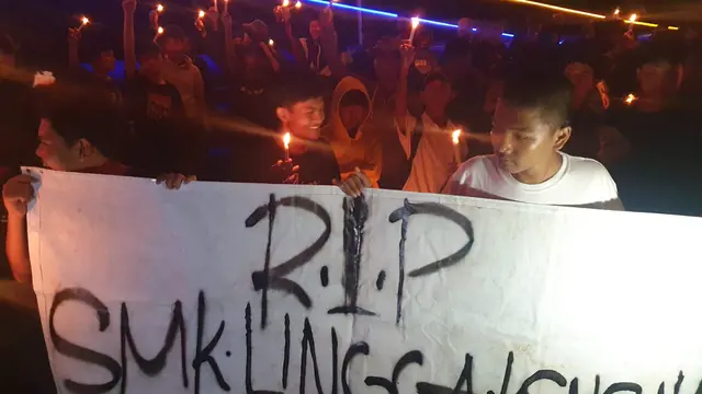 Sejumlah pelajar menggelar aksi 1.000 lilin untuk korban kecelakaan SMK Lingga Kencana yang digelar di Jembatan GDC, Depok.