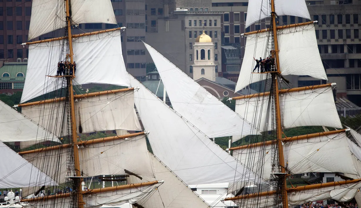 Penampilan layar dari kapal Pelaut Penjaga Pantai AS saat mengikuti Parade Sail di Boston, AS (17/6). (AP Photo / Michael Dwyer)