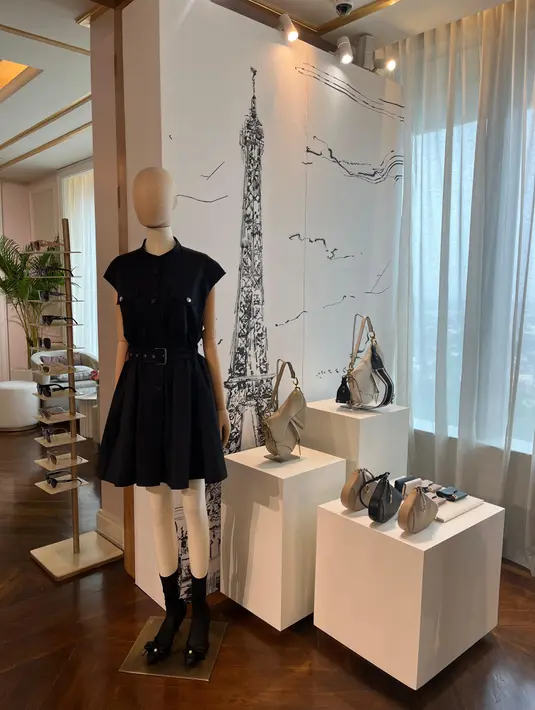 Bertempat di Four Seasons Hotel Jakarta, selama 6 hari Dior menghadirkan private preview collection.  Sederet koleksi musim gugur 2024 yang baru saja tiba ini, memberikan kesempatan pertama bagi tamu-tamu VIP untuk dapat melihat, mencoba dan memesannya.  [Foto: Fimela.com]