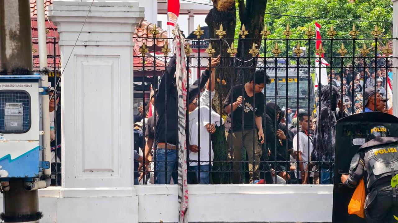 VIDEO: Mencekam! Situasi Terkini Demonstran Ngamuk Jebol Kantor Bupati Pati, Aparat Kewalahan