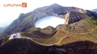 Danau Kelimutu merupakan danau vulkanik tiga warna yang terbentuk akibat letusan Gunung Kelimutu di Kabupaten Ende, Nusa Tenggara Timur.