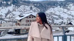 Kerap menjalani liburan, Ayu Anjani tampil stylish dengan busana musim dingin saat berada di Swiss. Pada waktu itu perusahaan suaminya tersebut tengah mempromosikan wisata ke luar negeri. Salah satu destinasi wisata andalannya ialah Turki. (Liputan6.com/IG/@real.ayuanjani)