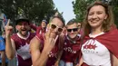 Suporter Latvia tiba sebelum pertandingan FIBA World Cup 2023 antara Latvia dan Lebanon di Indonesia Arena, Jakarta, Indonesia, Jumat (25/8/2023). (BAY ISMOYO/AFP)