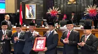 Ketua DPRD DKI Prasetyo Edi Marsudi bersalaman dengan Gubernur DKI Anies Baswedan usai pengesahan APBd-P 2019. (Delvira Hutabarat/Liputan6.com)