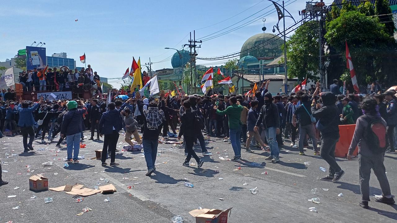 Demo Mahasiswa Tolak UU Pilkada Berlanjut di Jatim, Ricuh Usai Massa Kepung Gedung DPRD