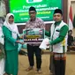 Ning Nuri pengurus PC Fatayat NU Surabaya menyerahkan bantuan simbolis untuk rakyat Palestina kepada Ketua Lazisnu Kota Surabaya Mohammad Mukhrojin. (Istimewa)