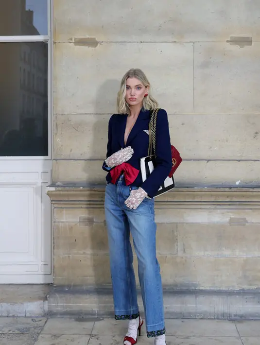 Supermodel Elsa Hosk tetap setia dengan gaya khasnya, mengenakan blazer navy dan jeans denim. Namun, sentuhan Valentino tetap terlihat dalam detail-detailnya, yakni sarung tangan renda putih, sheer tights, dan tas Valentino Garavani yang menjadi statement pieces dalam tampilannya. Paduan fashion tinggi dengan elemen kasual ini adalah sesuatu yang sering ia tampilkan di media sosialnya. [Dok/Valentino].