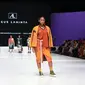 Salah seorang model menampilkan kain sulaman karawo karya Agus Lahinta pada pembukaan Indonesia Fashion Week 2023 di JCC, Rabu (22/2/2023). IFW membuat karawo semakin modern dan layak menjadi busana kebanggaan warga Indonesia. (FOTO: Isam – Diskominfotik).